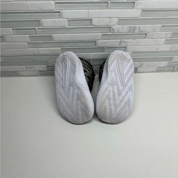 Nike Kids Black and Silver Sneakers size 6 - Picture 6 of 6